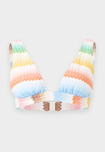 Haut de bikini triangle avec motif zigzag multicolore aux nuances pastel et fermeture à clip au dos sur fond gris clair.