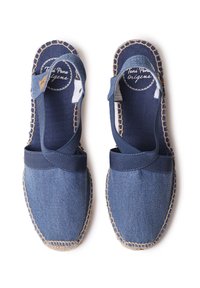 Denim espadrily v námořnické modři s designem překřížených pásků, jutové podrážky a kontrastním béžovým prošitím podél okrajů.