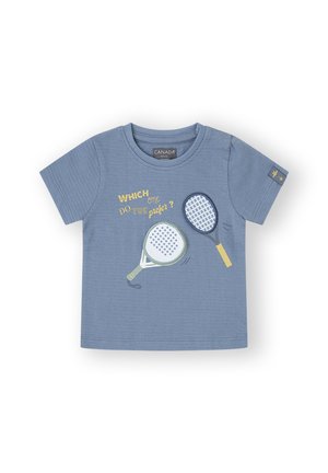 Camiseta azul de manga corta con una textura especial. Tiene un gráfico de dos Raquetas de tenis y el texto "¿CUÁL PREFIERES?".