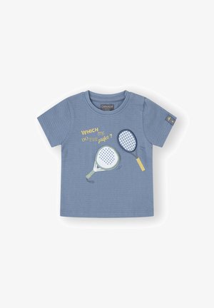 Camiseta azul de manga corta con una textura especial. Tiene un gráfico de dos Raquetas de tenis y el texto "¿CUÁL PREFIERES?".