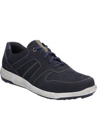 Sneaker in suede blu navy con cuciture chiare in contrasto, suola in gomma testurizzata e lacci piatti; presenta perforazioni per la traspirabilità.