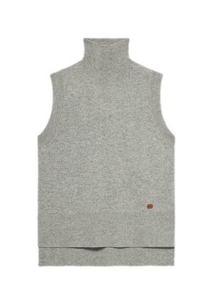 Bezruký šedý pletený rolákový svetr s ribbovaným lemem a malou hnědou nášivkou poblíž spodního okraje.