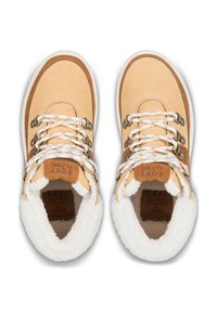 Tan suede wandelschoenen met een witte nepbont voering. Beschikt over zilveren oogjes, witte en bruine veters en een gemerkte tong. Rond teenontwerp.