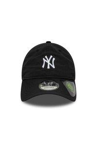 Schwarze Baumwoll-Baseballkappe mit verstellbarem Riemen, mit weißem gesticktem "NY"-Logo auf der Vorderseite und Struktur auf der Oberfläche. Rundes Schirm.