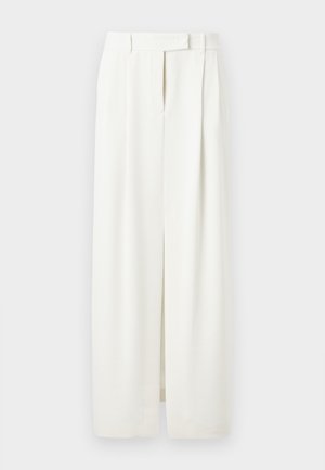 Άσπρο παντελόνι με φαρδύ πόδι και πιέτες, θηλιές για ζώνη και κρυφό μπροστινό κούμπωμα, παρουσιασμένο σε απλό φόντο.