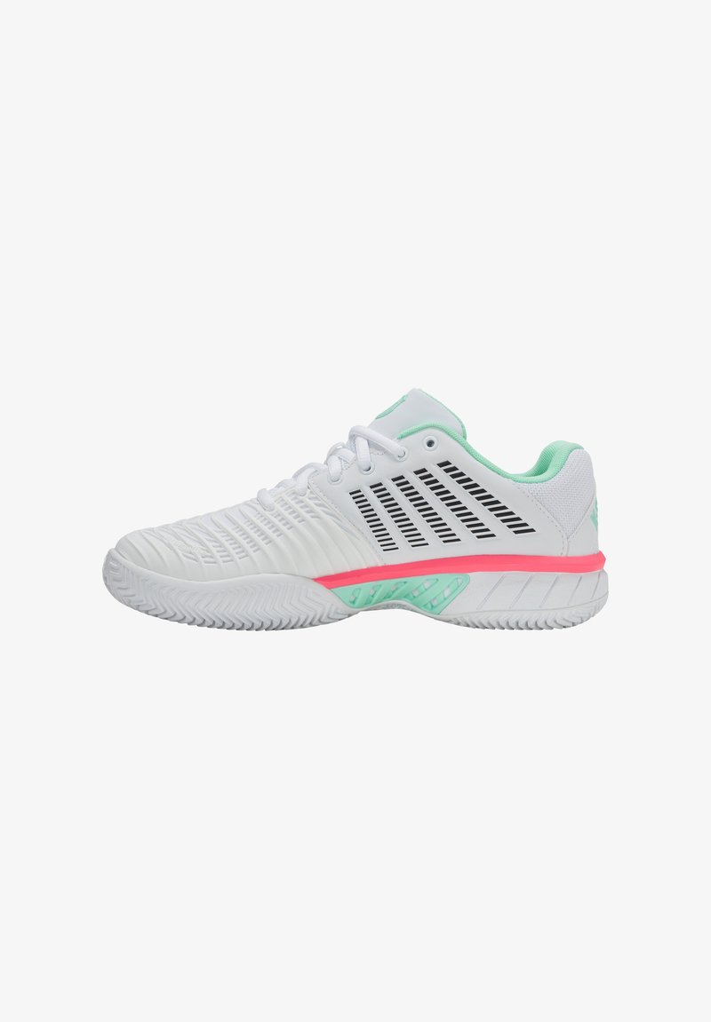 Sapatilha desportiva branca com parte superior texturizada, riscas diagonais pretas, acentos verde menta e um entressola rosa. Sola de borracha com padrões de aderência.