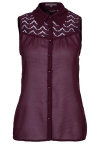 Burgundy ærmeløs bluse med en struktureret blondepanel, knaplukning foran og krave. Lavet af let, gennemsigtigt stof.