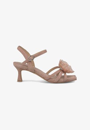Blush roze suède sandaal met slanke bandjes, verstelbare enkelgesp, een lage blokhak en een decoratieve mesh bloemenaccent op de teen.
