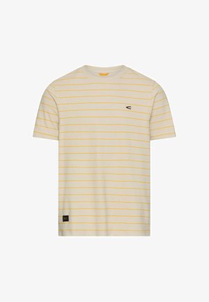 Beiges T-Shirt mit kurzen Ärmeln, dünnen horizontalen gelben Streifen, einem kleinen schwarzen Logo auf der linken Brust und einem schwarzen Etikett nahe dem unteren Saum.
