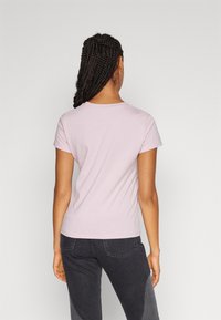 Levi's® THE PERFECT TEE - T-shirt imprimé - shimmer bw keepsake lilac
