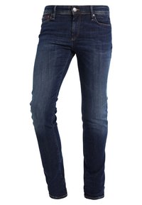 Jeans de mezclilla azul oscuro con un corte ajustado, que presentan un ligero desgaste, diseño de cinco bolsillos y cierre de botón metálico en la cintura.