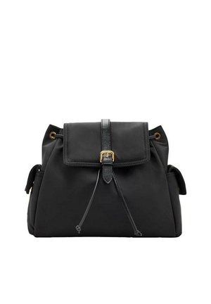 Sac à dos en cuir noir avec rabat avant sécurisé par une sangle à boucle, fermeture par cordon et poches latérales avec rabats.