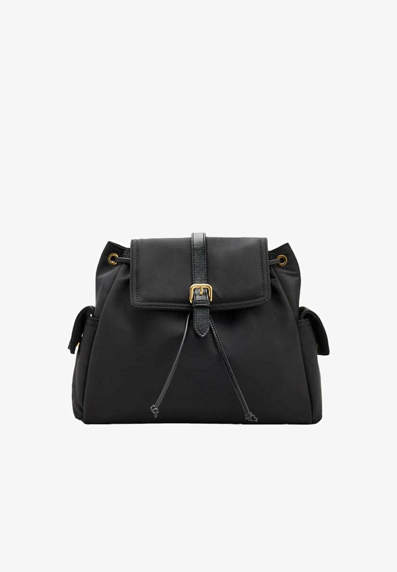 Sac à dos en cuir noir avec rabat avant sécurisé par une sangle à boucle, fermeture par cordon et poches latérales avec rabats.