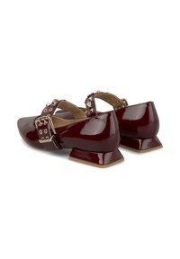 Flache Schuhe aus burgunderfarbenem Lackleder mit spitzer Kappe, einer Schnallenriemen und Nietenakzenten. Quadratische Absätze und seitliches Cut-out-Design.