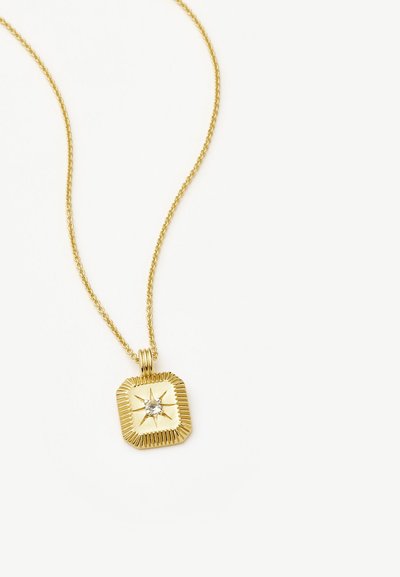 Colar em tom dourado com um pendente quadrado texturizado que apresenta um design de estrela e uma pedra preciosa clara central, suspenso por uma corrente delicada.