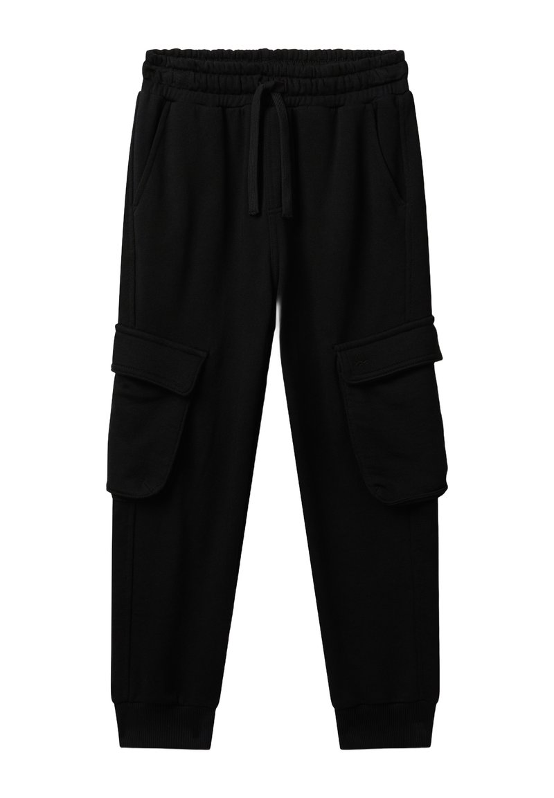 Pantalones jogger cargo negros con cintura elástica, cordón, bolsillos laterales y grandes bolsillos cargo con solapa en las piernas.
