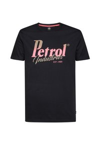 Sort kortærmet t-shirt lavet af bomuld med "Petrol Industries" logo i metallisk guld og pink. Har rund hals og almindelig pasform.