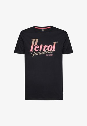 Mustat lyhythihaiset t-paidat, jotka on valmistettu puuvillasta ja joissa on "Petrol Industries" -logo metallinhohtoisessa kullassa ja vaaleanpunaisessa. Ominaisuuksiin kuuluu pyöreä pääntie ja normaali istuvuus.