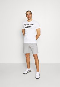 Reebok SHORT - Pantalón corto de deporte - medium grey heather
