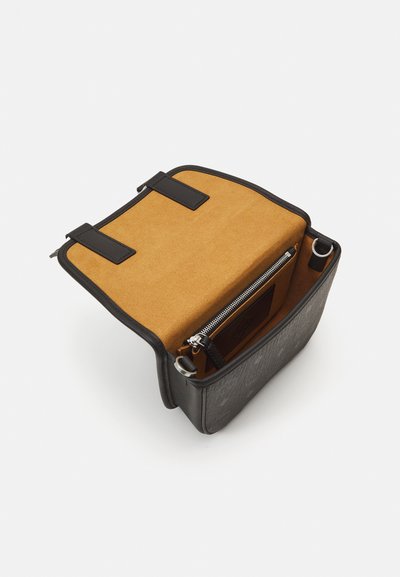 MCM AREN MESSENGER UNISEX - Keresztpántos táska - black