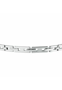 Bracciale in argento con anelli rettangolari intrecciati, finitura lucida e dettagli di branding incisi. Design moderno e sinuoso.