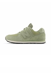 Groene suède sneakers hebben een gestructureerde afwerking, mesh accenten, een gevoerde tong en een zwarte rubberen zool met gespetterde details.