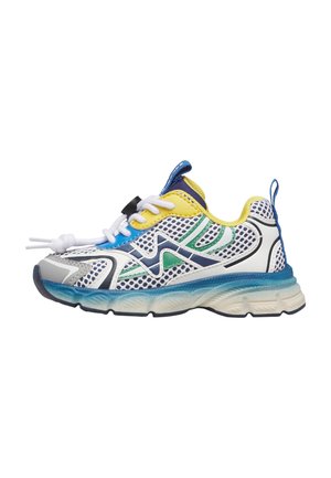 Scarpa da ginnastica atletica in rete bianca con accenti blu, giallo, verde e navy, stringhe bianche annodate e suola spessa blu e bianca.