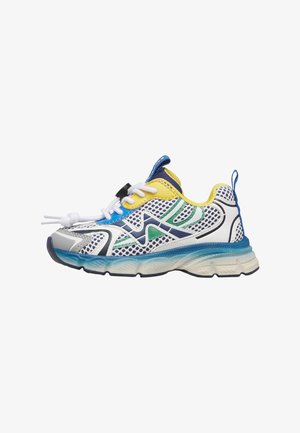 Baskets de sport en maille blanche avec des accents bleus, jaunes, verts et marine, lacets blancs noués, et une semelle épaisse bleue et blanche.