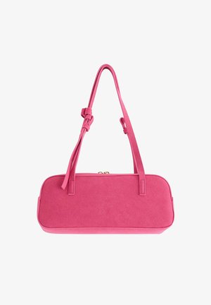 Borsa in faux suede rosa con forma rettangolare, dotata di base piatta, doppie tracolle sottili e chiusura con zip sicura in metallo dorato.