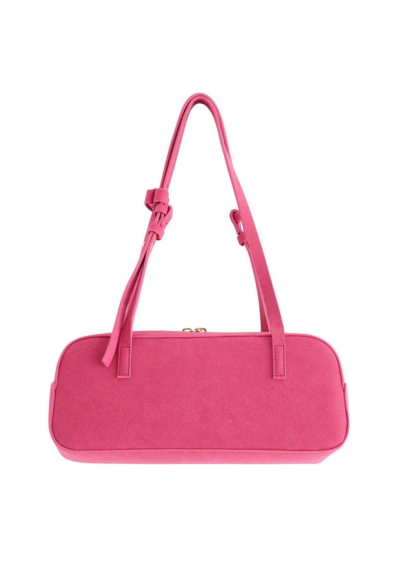 Różowa torebka z sztucznego zamszu o prostokątnym kształcie, z płaskim dnem, dwoma smukłymi paskami oraz zabezpieczonym zamknięciem na zamek błyskawiczny z złotymi akcentami.