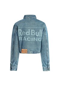 Skraćena traper jakna svijetloplave boje s natpisom "Red Bull RACING" na leđima i brendiranim etiketom na rubu. Manžetne s dugmadi, klasični ovratnik.