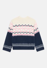 Cremiger, marineblauer und rosa gestrickter Pullover mit Zickzack-, Herz- und Schleifenmustern, von hinten mit langen Ärmeln und gerippten Bündchen gezeigt.