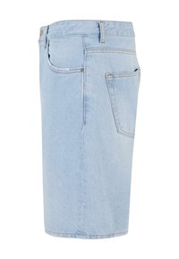 Világoskék farmer szoknya, közepes hosszúságban, standard derékpánttal, hátsó zsebekkel és minimális varrási részletekkel.