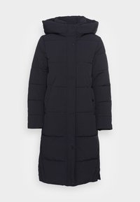 Abrigo largo acolchado de color azul marino con capucha ajustada, cierre de botones a presión y paneles acolchados horizontales. Hecho de un tejido suave con textura mínima.