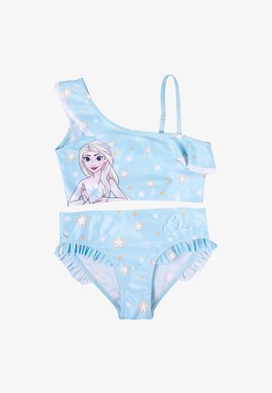 Costume da bagno a due pezzi di colore azzurro chiaro, con un top a spalla unica decorato con volant, motivi a stelle e una grafica di Elsa; comprende anche un bikini con volant.