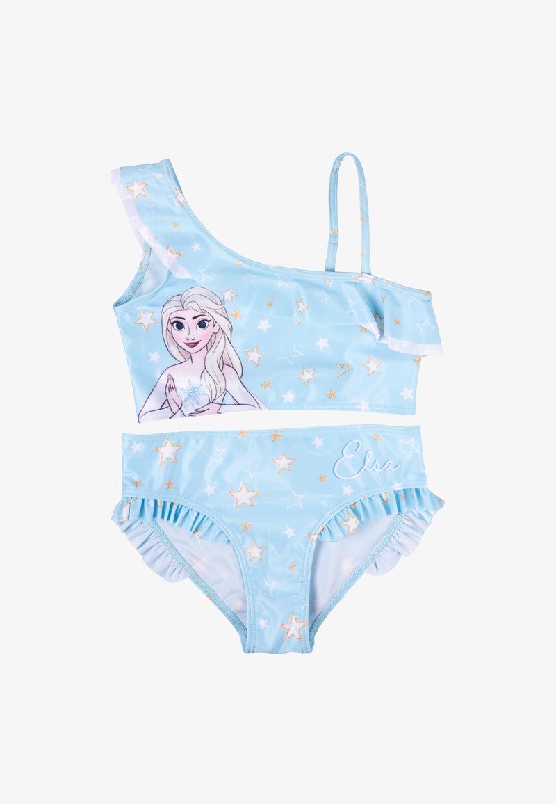 Costume da bagno a due pezzi di colore azzurro chiaro, con un top a spalla unica decorato con volant, motivi a stelle e una grafica di Elsa; comprende anche un bikini con volant.