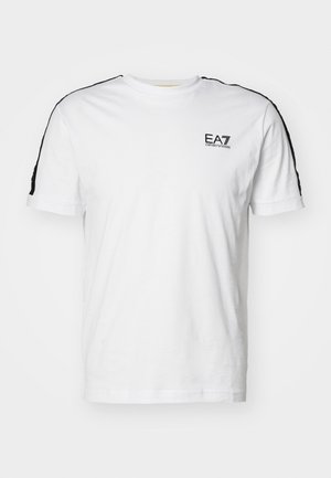 T-shirt bianca in cotone con strisce nere di accento sulle spalle e logo "EA7" ricamato sul petto. Design classico con collo tondo e maniche corte.
