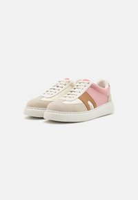 Sneaker mit einer weißen Gummisohle, einem Obermaterial aus beigem Wildleder und Canvas, rosa und braunen Stoffakzenten, runder Zehenpartie und schnürbarem Vorderteil.