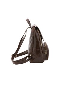 Bruine, glanzende faux leren rugzak met verstelbare schouderbanden, handvat aan de bovenkant en ritscompartimenten aan de voorkant en zijkant. Compakte vormgeving.