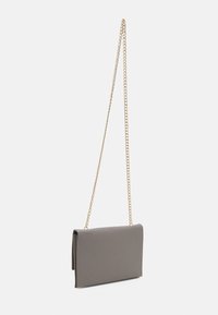Bolso cruzado de imitación cuero gris con solapa plegable, correa de cadena dorada y acabado texturizado. Forma rectangular compacta.