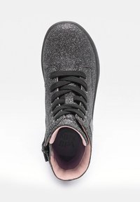 Sneaker high-top con glitter nero, lacci neri, fodera interna rosa e dettaglio con zip laterale. Texture liscia, design con punta arrotondata.