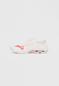 Λευκά αθλητικά παπούτσια με ροζ λεπτομέρειες, επάνω μέρος από δίχτυ, αεροδυναμικός σχεδιασμός, μαξιλαρωμένη σόλα και χαρακτηριστικό γνώρισμα ορατών αεροθαλάμων.