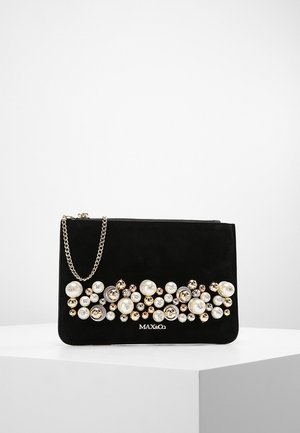 Pochette rectangulaire noire avec embellissements de perles dorées et nacrées, bandoulière chaîne dorée, et logo MAX&Co. sur le devant.