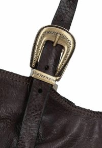 Cintura in pelle marrone con una fibbia in ottone decorativa, caratterizzata da un design impresso. Superficie testurizzata con cuciture visibili.