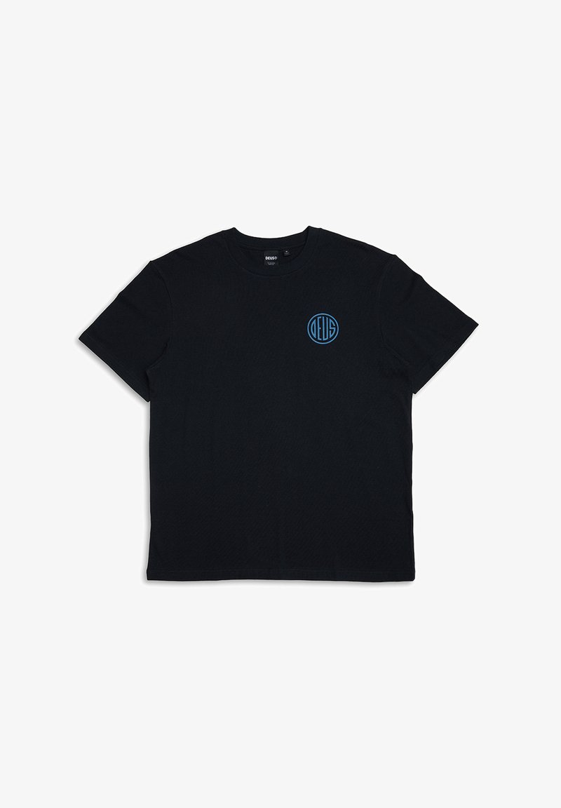 Camiseta de algodón negra con cuello redondo, mangas cortas y un logo circular azul con la palabra "DEUS" en el lado izquierdo del pecho.