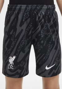 Shorts de sport noirs avec un motif gris en vagues, arborant un logo L.F.C. blanc et un swoosh Nike blanc sur les côtés inférieurs.