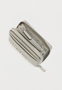 Portefeuille en cuir gris avec une finition texturée, fermeture éclair, plusieurs compartiments, et un accent en métal argenté. L'intérieur présente un imprimé logo.