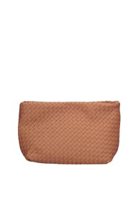 Pochette rettangolare in pelle intrecciata marrone, con una superficie texturizzata e un design morbido e flessibile. Senza hardware o accenti visibili.