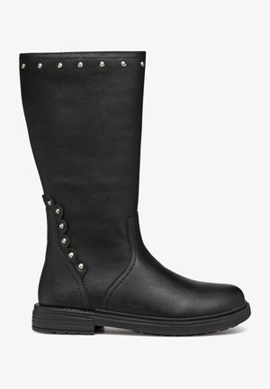 Bottes noires montantes en simili cuir avec une texture lisse, accents cloutés sur le haut et un détail festonné sur le côté.