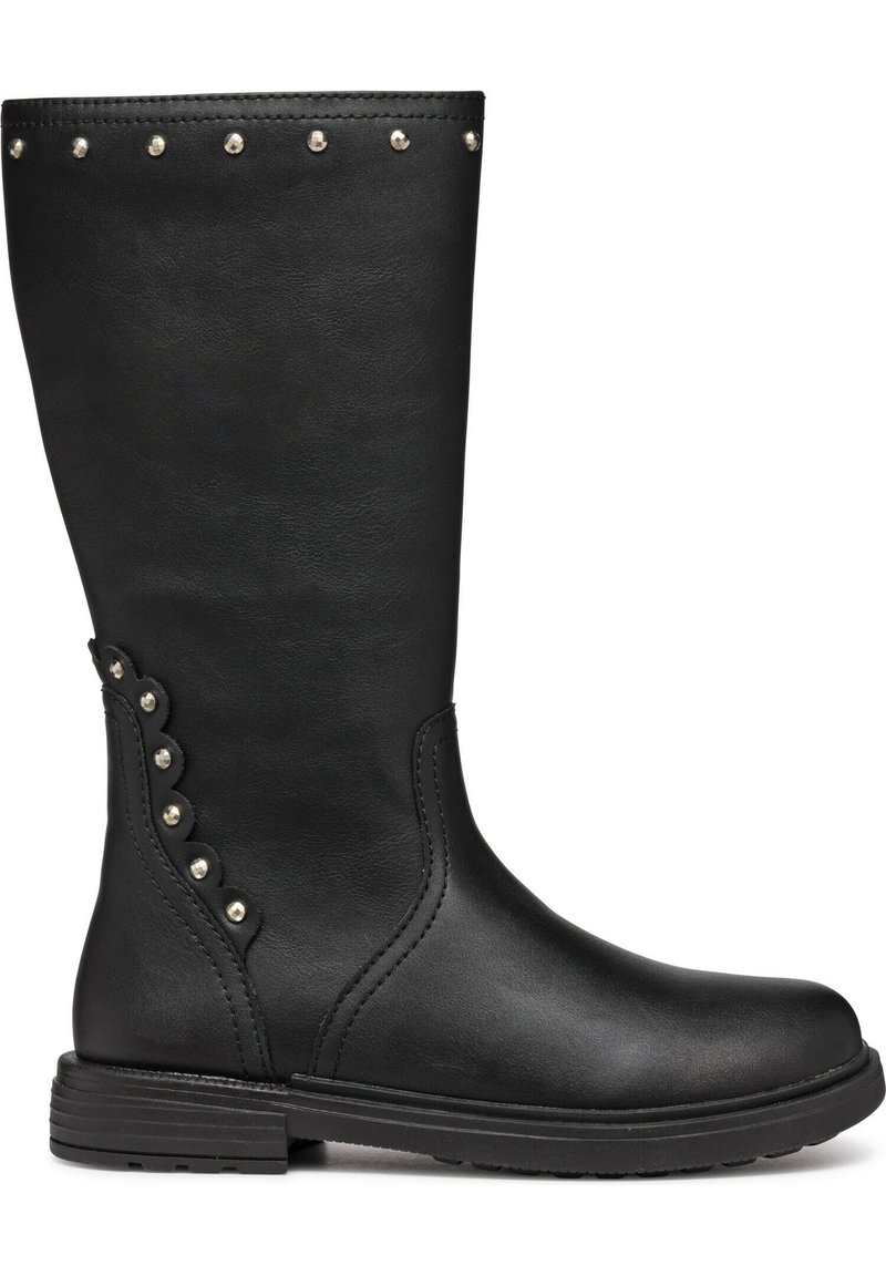 Bottes noires montantes en simili cuir avec une texture lisse, accents cloutés sur le haut et un détail festonné sur le côté.